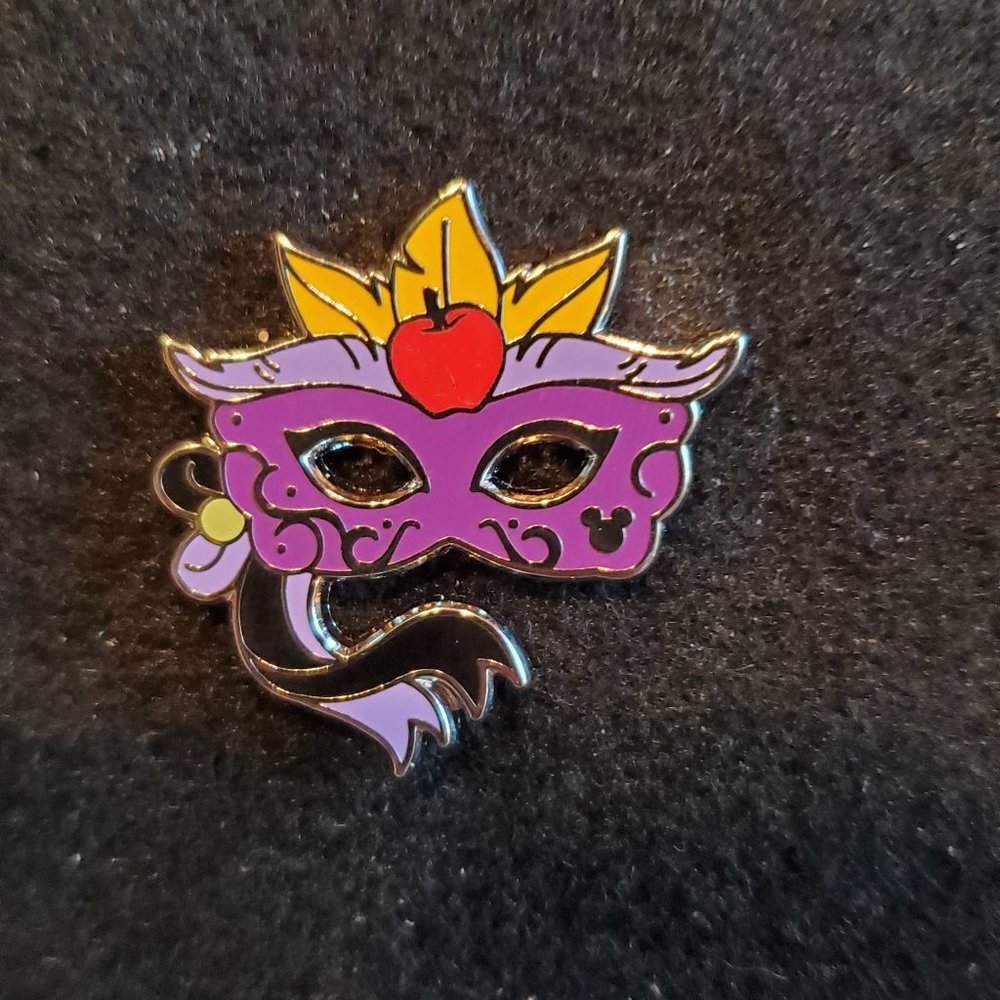 Snow White mask pin